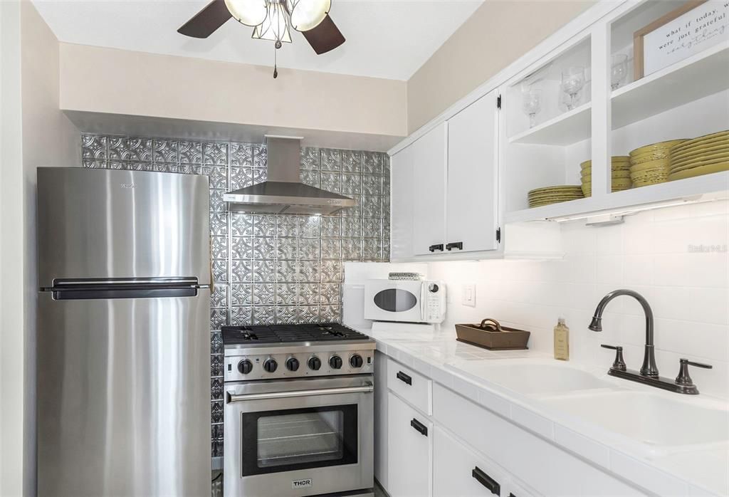 For Sale: $399,900 (2 beds, 1 baths, 936 Square Feet)