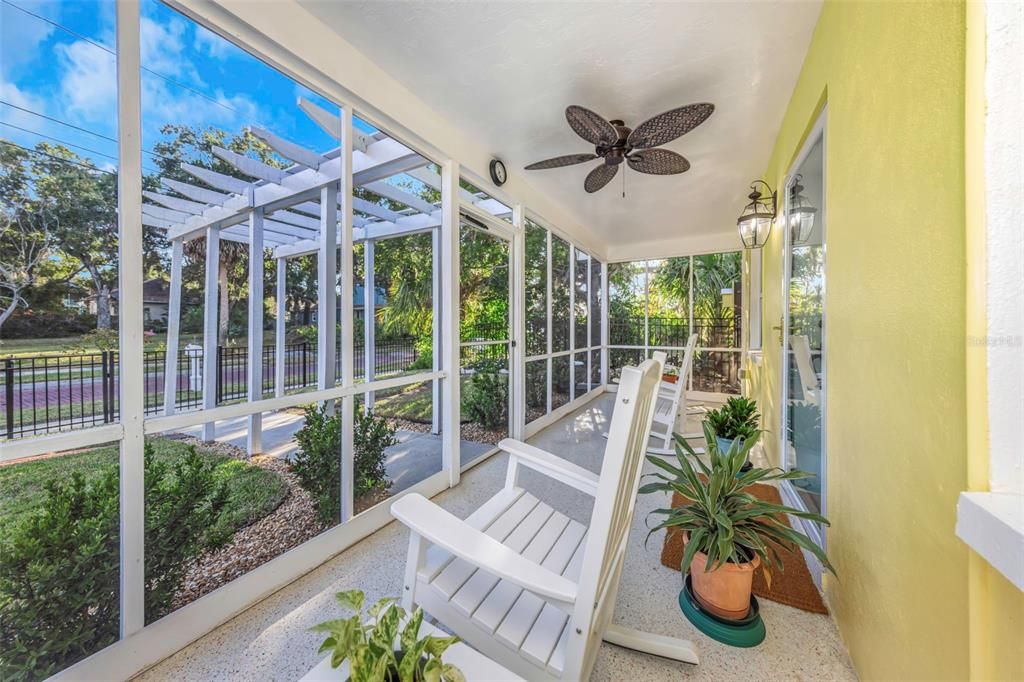 For Sale: $399,900 (2 beds, 1 baths, 936 Square Feet)