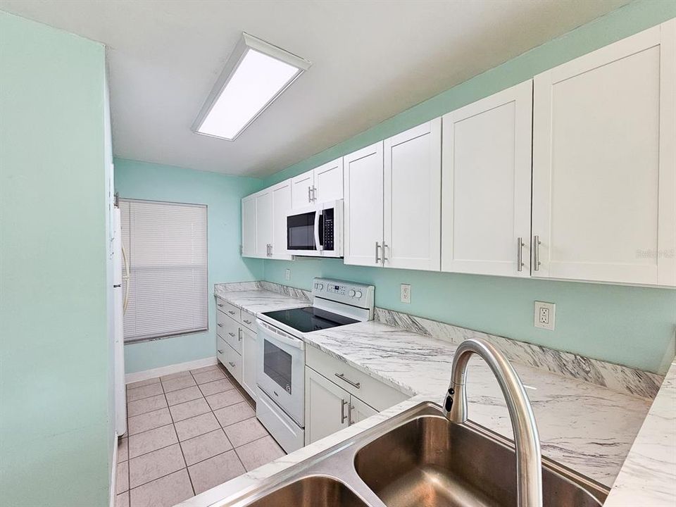 待售: $395,000 (2 贝兹, 2 浴室, 904 平方英尺)