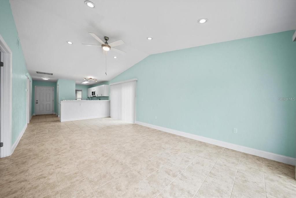 待售: $395,000 (2 贝兹, 2 浴室, 904 平方英尺)