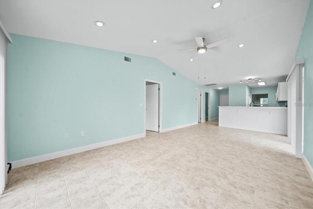 待售: $395,000 (2 贝兹, 2 浴室, 904 平方英尺)