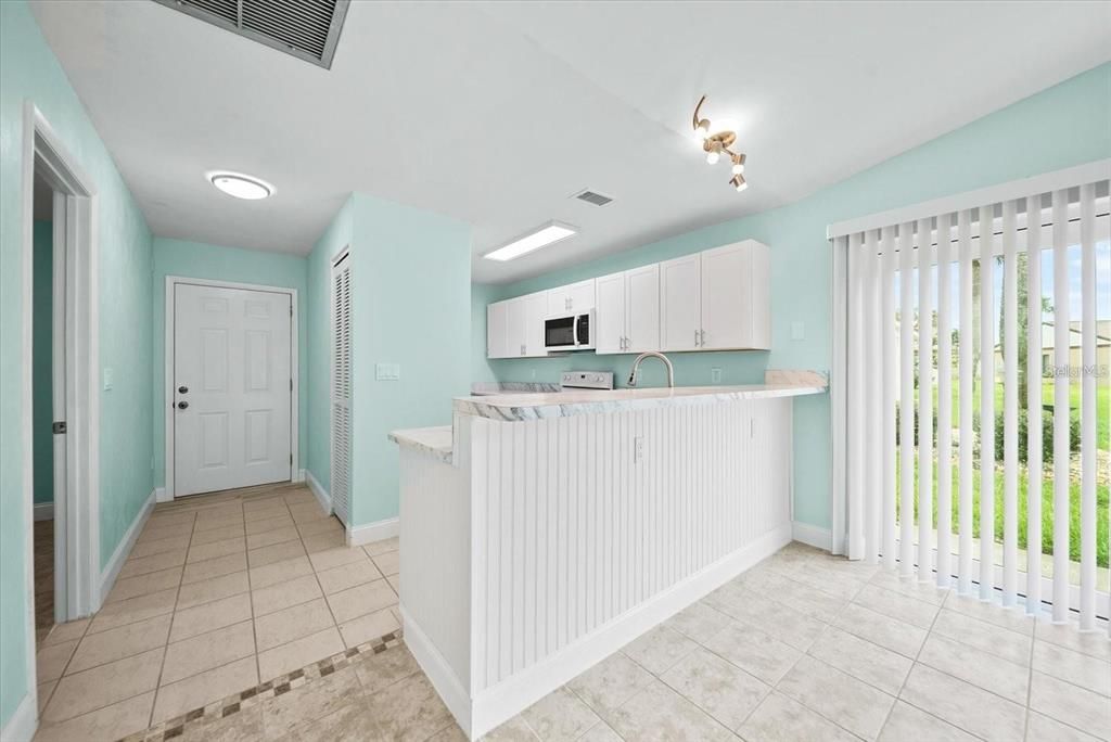 待售: $395,000 (2 贝兹, 2 浴室, 904 平方英尺)