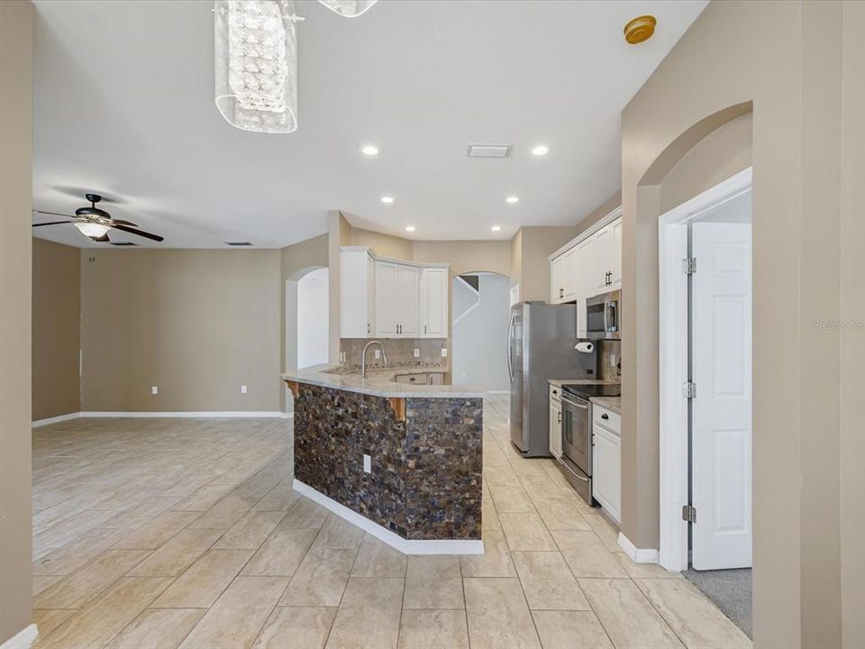 На продажу: $390,000 (5 спален, 3 ванн, 2507 Квадратных фут)