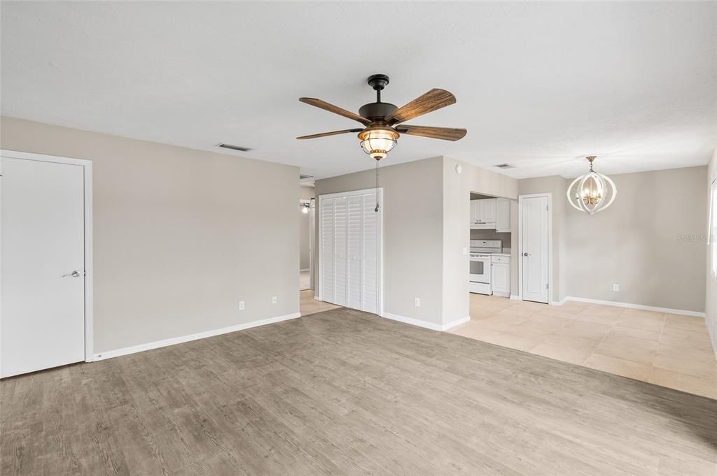 For Sale: $189,900 (2 beds, 1 baths, 924 Square Feet)