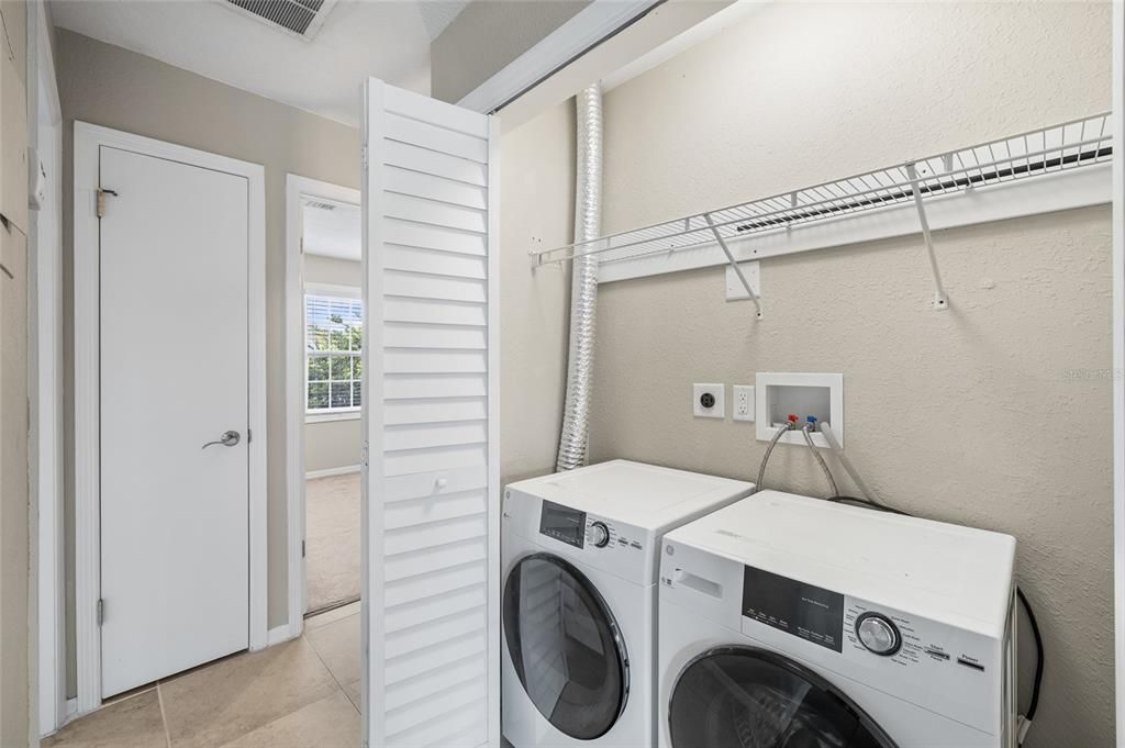 For Sale: $189,900 (2 beds, 1 baths, 924 Square Feet)