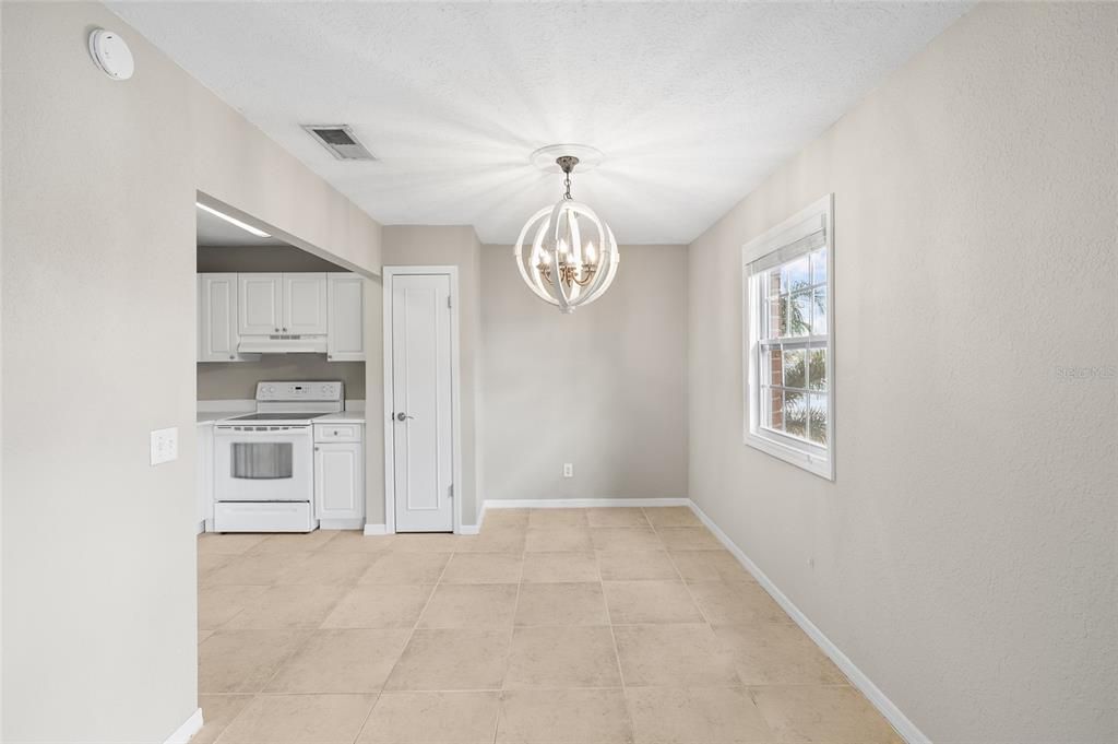 For Sale: $189,900 (2 beds, 1 baths, 924 Square Feet)