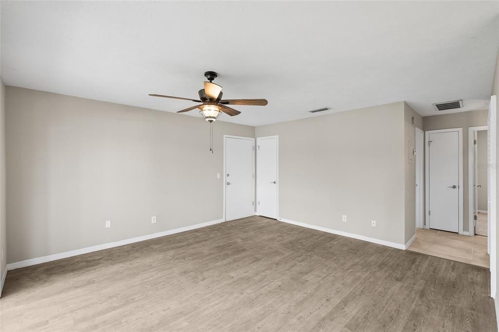 For Sale: $189,900 (2 beds, 1 baths, 924 Square Feet)