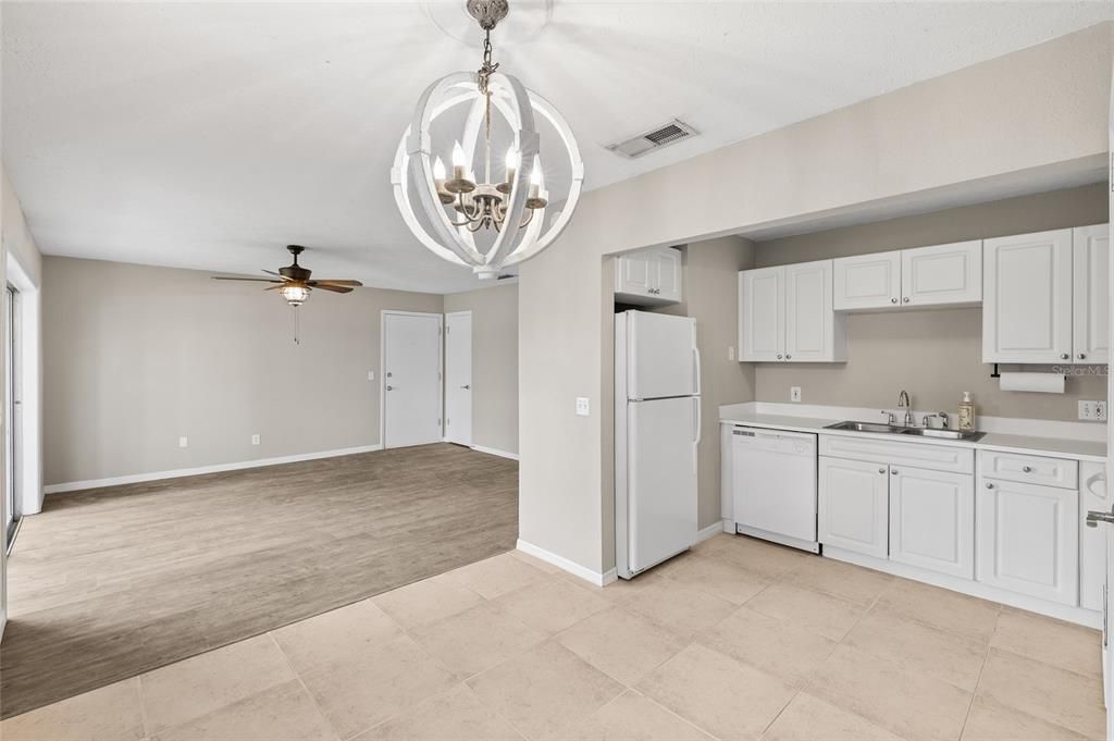 For Sale: $189,900 (2 beds, 1 baths, 924 Square Feet)