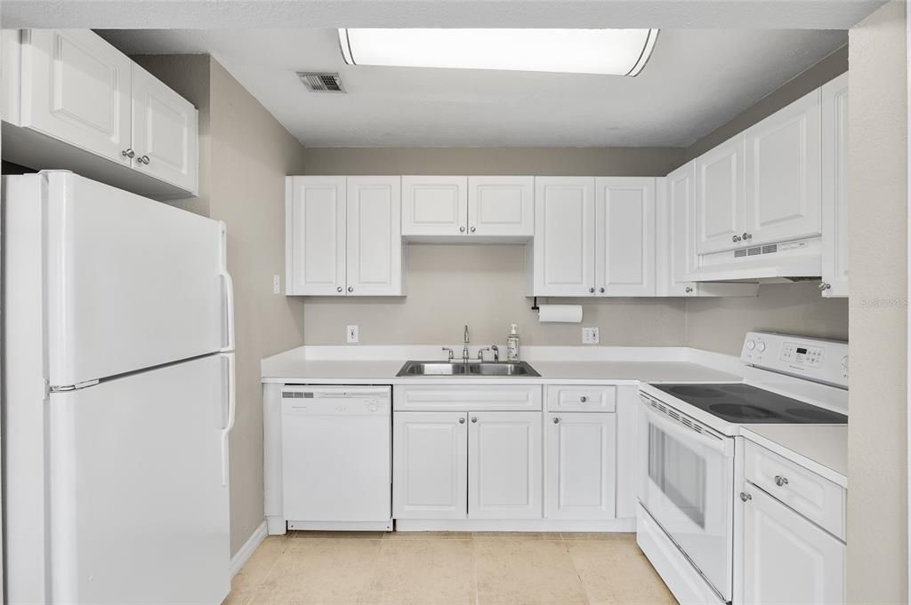 For Sale: $189,900 (2 beds, 1 baths, 924 Square Feet)