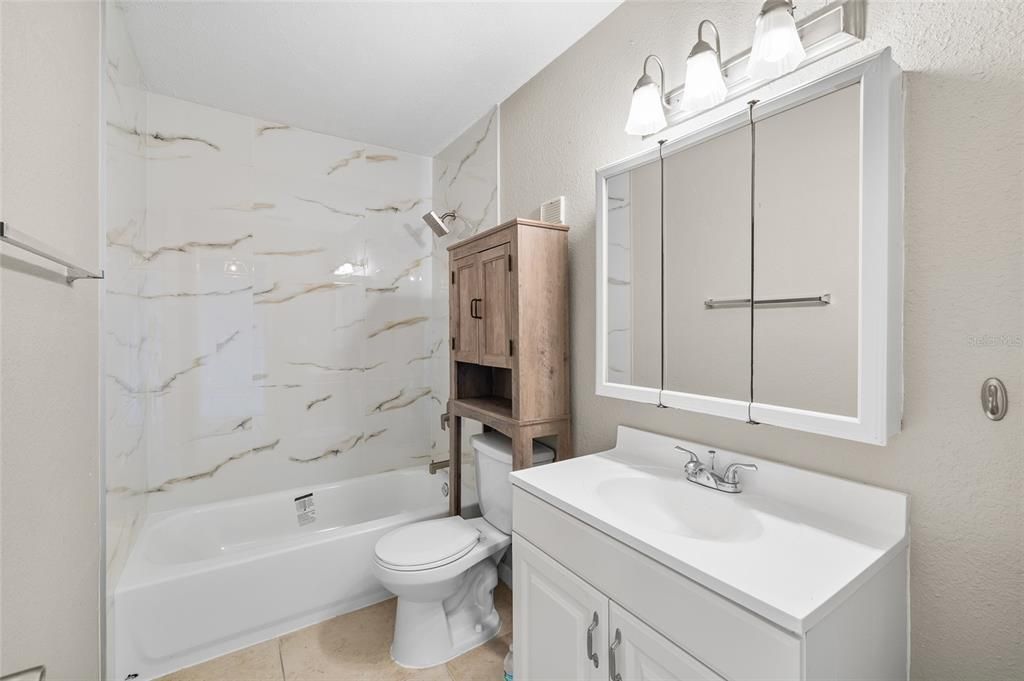 For Sale: $189,900 (2 beds, 1 baths, 924 Square Feet)