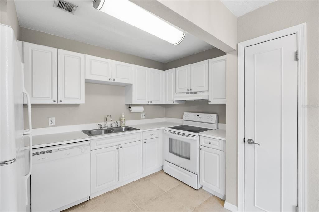 For Sale: $189,900 (2 beds, 1 baths, 924 Square Feet)