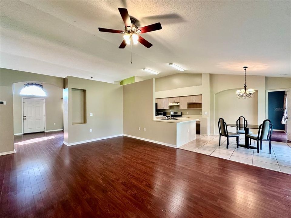 В аренду: $2,200 (4 спален, 2 ванн, 2002 Квадратных фут)