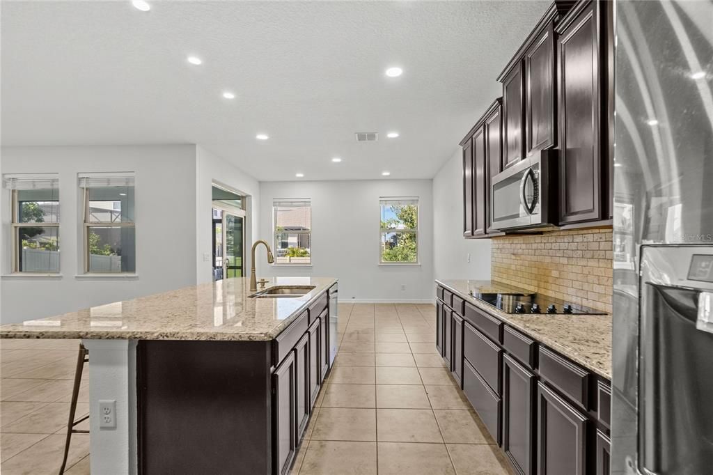 待售: $1,199,000 (6 贝兹, 4 浴室, 4516 平方英尺)