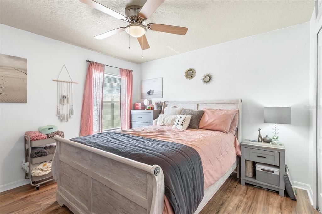 На продажу: $375,000 (4 спален, 2 ванн, 1564 Квадратных фут)