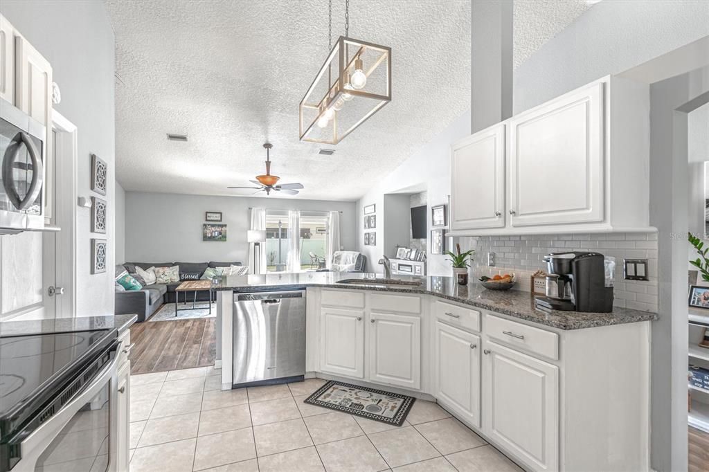 На продажу: $375,000 (4 спален, 2 ванн, 1564 Квадратных фут)