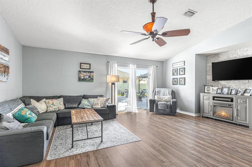 На продажу: $375,000 (4 спален, 2 ванн, 1564 Квадратных фут)