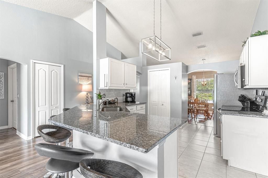 На продажу: $375,000 (4 спален, 2 ванн, 1564 Квадратных фут)