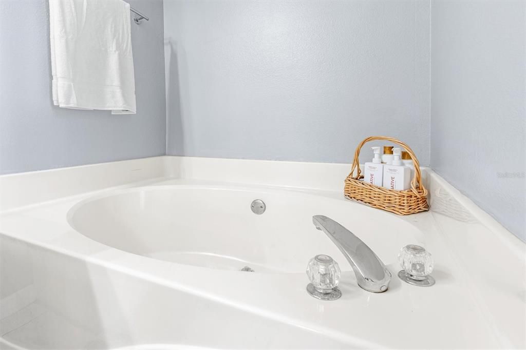 На продажу: $375,000 (4 спален, 2 ванн, 1564 Квадратных фут)