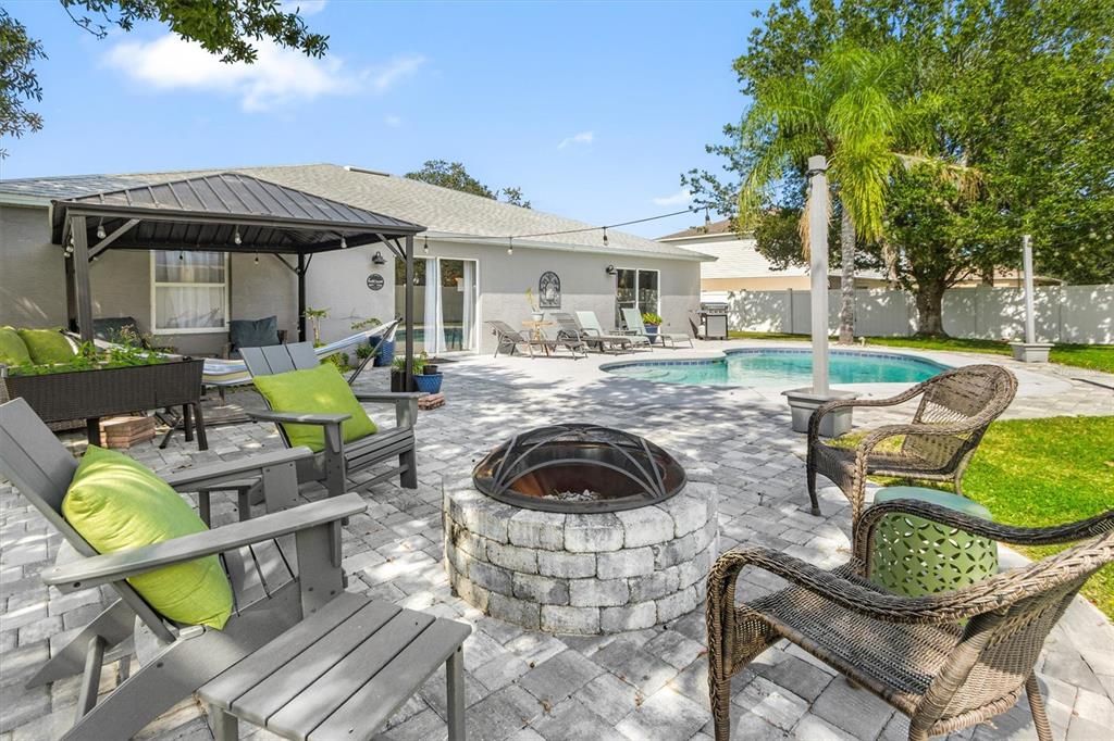 На продажу: $375,000 (4 спален, 2 ванн, 1564 Квадратных фут)