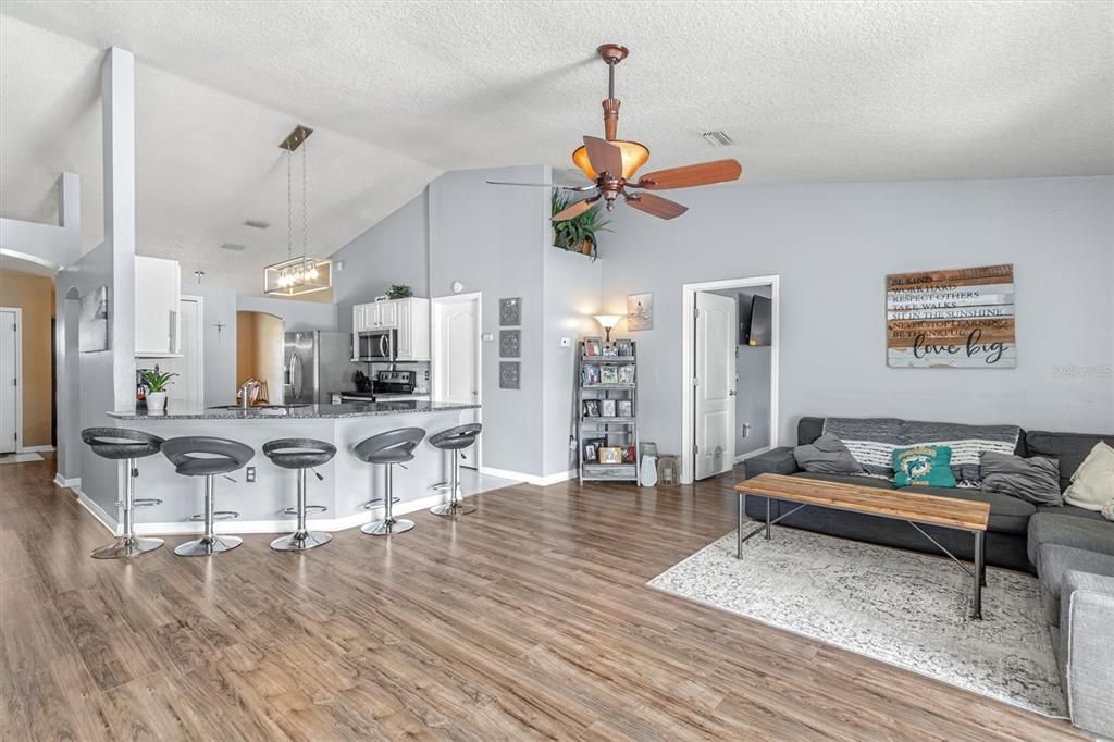 На продажу: $375,000 (4 спален, 2 ванн, 1564 Квадратных фут)