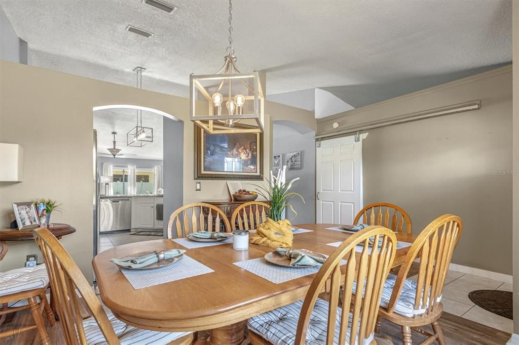 На продажу: $375,000 (4 спален, 2 ванн, 1564 Квадратных фут)