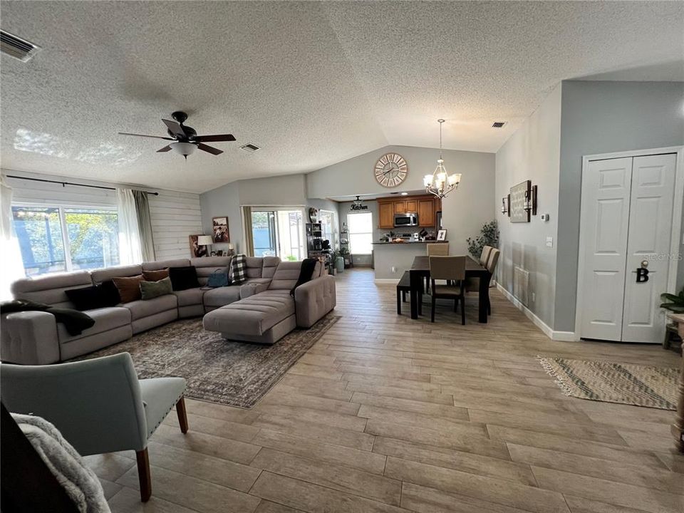 На продажу: $388,000 (3 спален, 2 ванн, 1421 Квадратных фут)