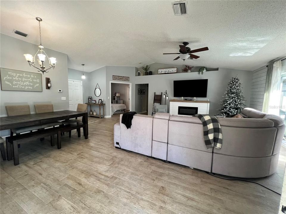 На продажу: $388,000 (3 спален, 2 ванн, 1421 Квадратных фут)