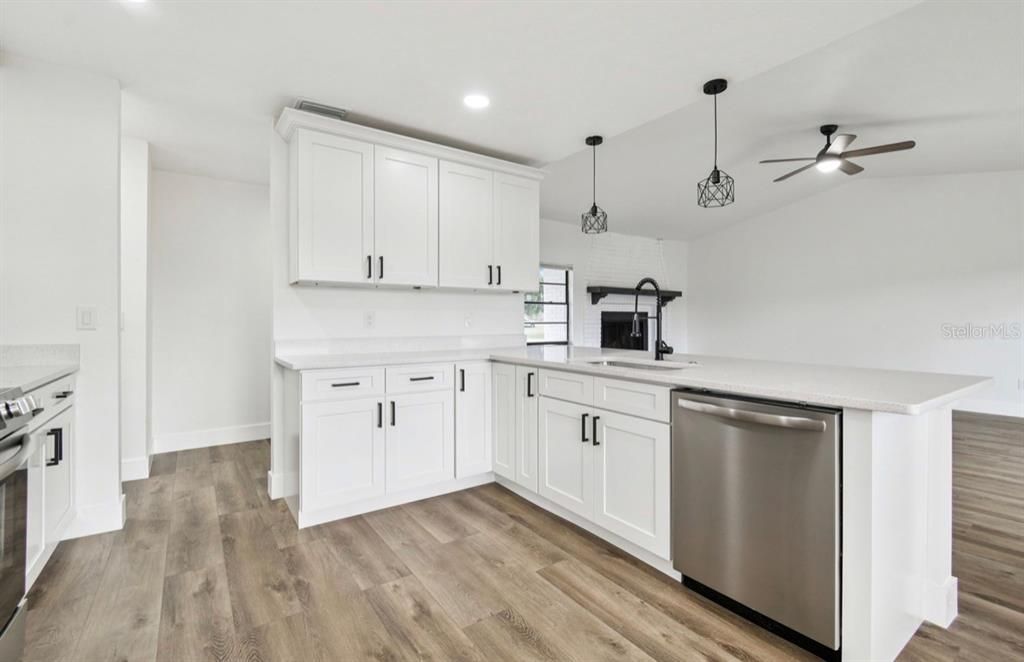 待售: $349,900 (3 贝兹, 2 浴室, 1272 平方英尺)