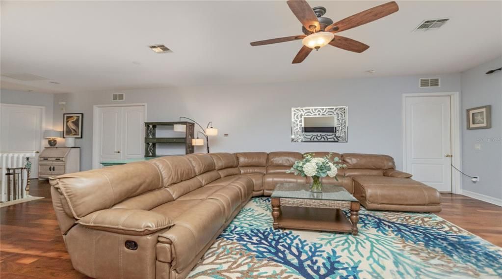 На продажу: $284,900 (4 спален, 2 ванн, 2069 Квадратных фут)