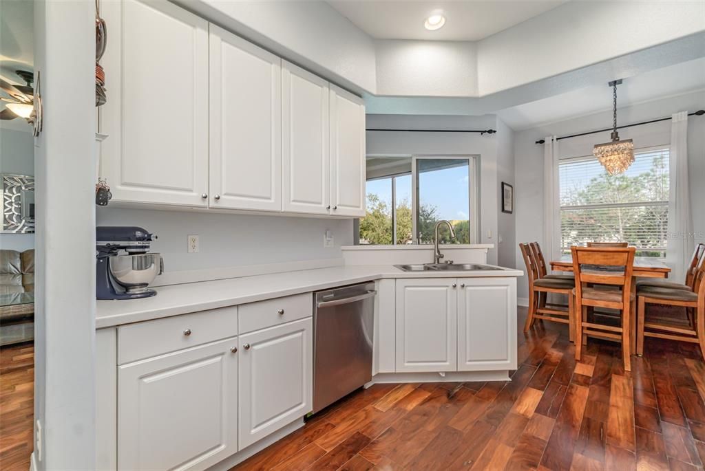 На продажу: $284,900 (4 спален, 2 ванн, 2069 Квадратных фут)