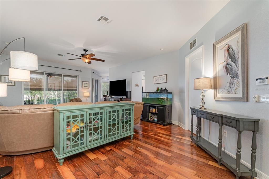 На продажу: $284,900 (4 спален, 2 ванн, 2069 Квадратных фут)