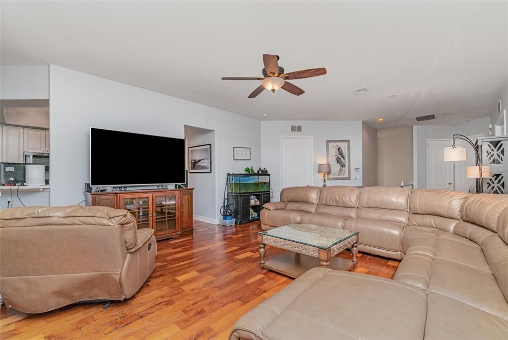 На продажу: $284,900 (4 спален, 2 ванн, 2069 Квадратных фут)