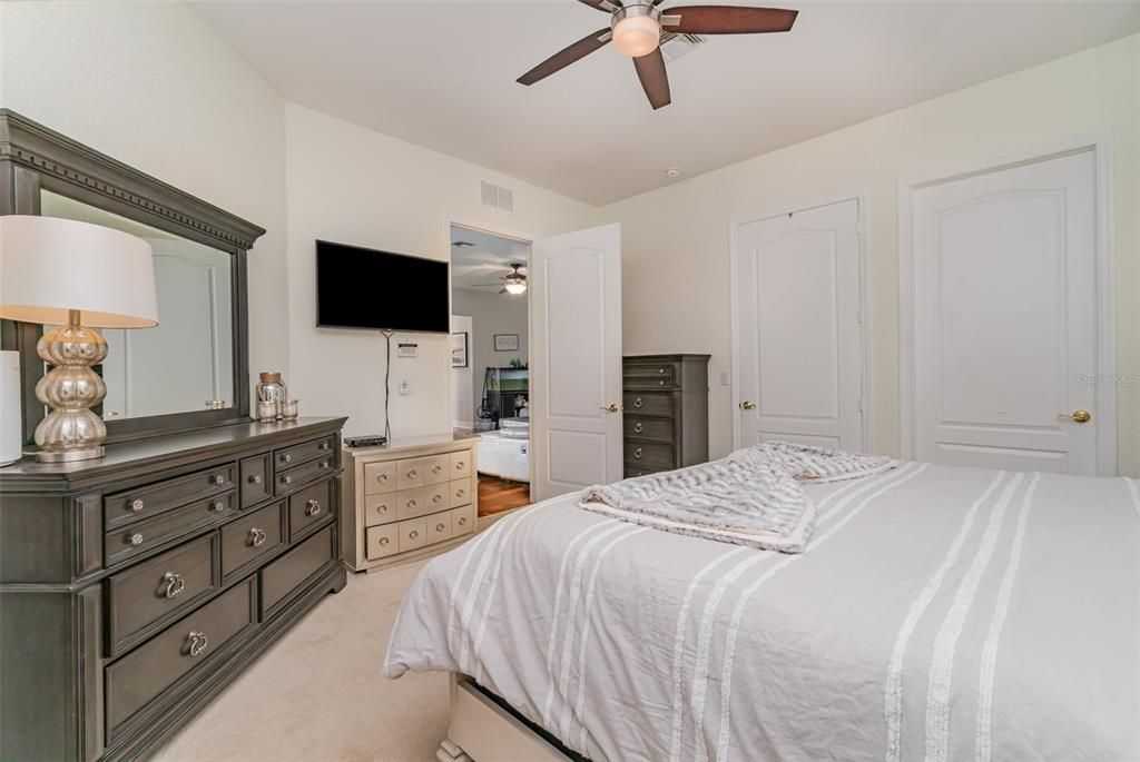 На продажу: $284,900 (4 спален, 2 ванн, 2069 Квадратных фут)