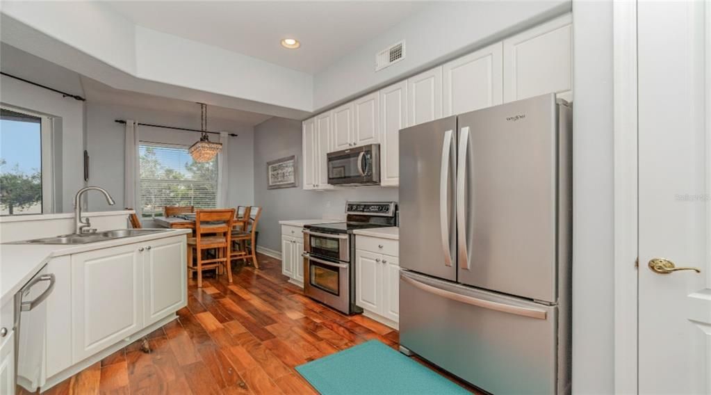 На продажу: $284,900 (4 спален, 2 ванн, 2069 Квадратных фут)