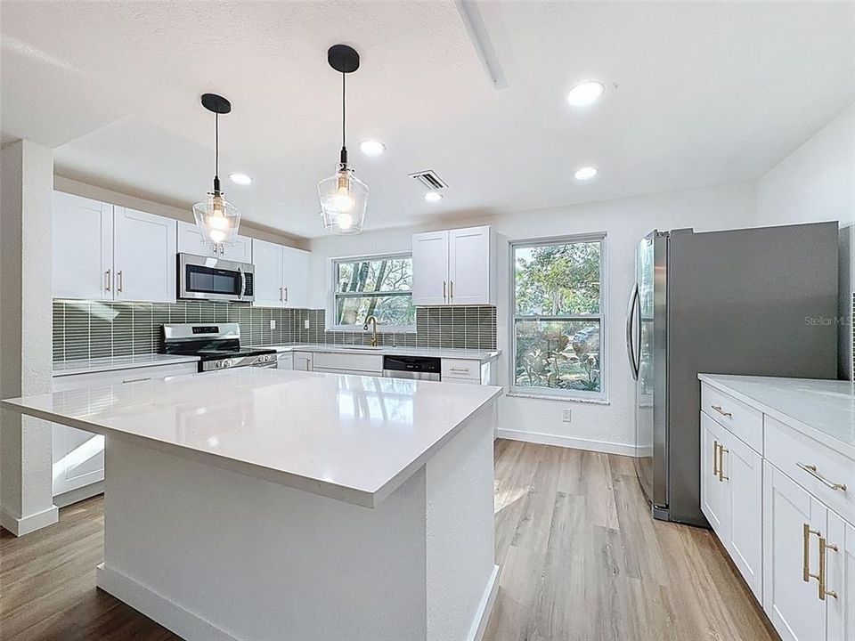 На продажу: $399,900 (2 спален, 2 ванн, 1300 Квадратных фут)