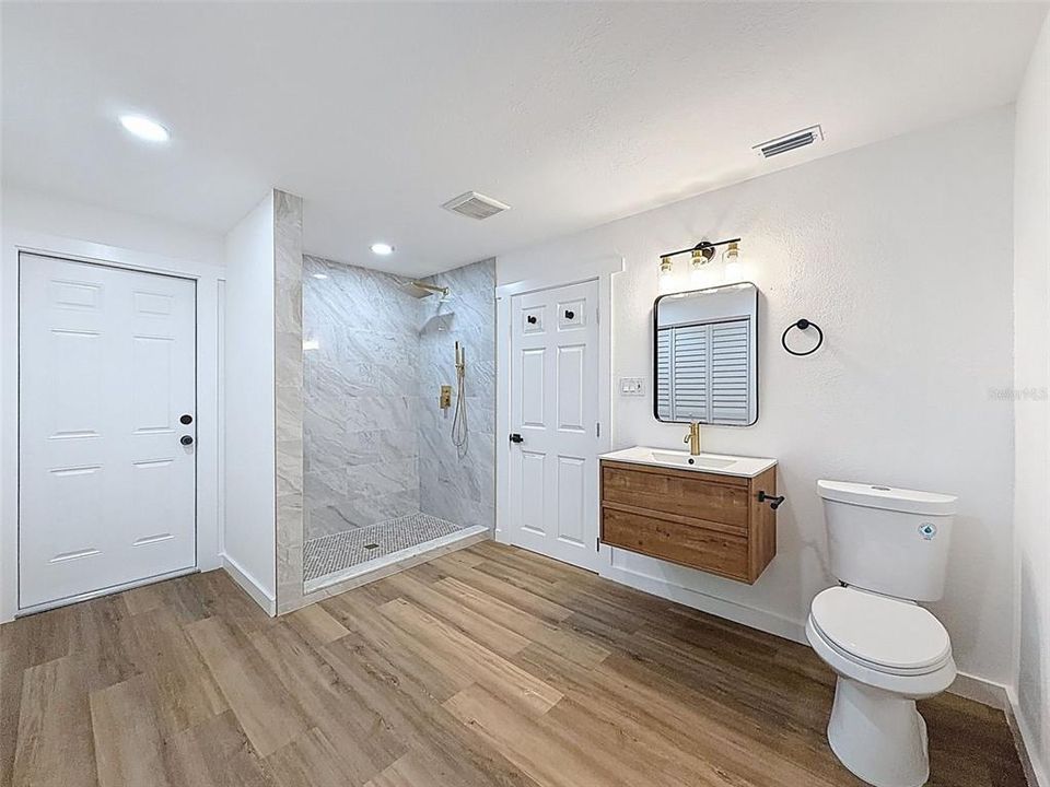 На продажу: $399,900 (2 спален, 2 ванн, 1300 Квадратных фут)