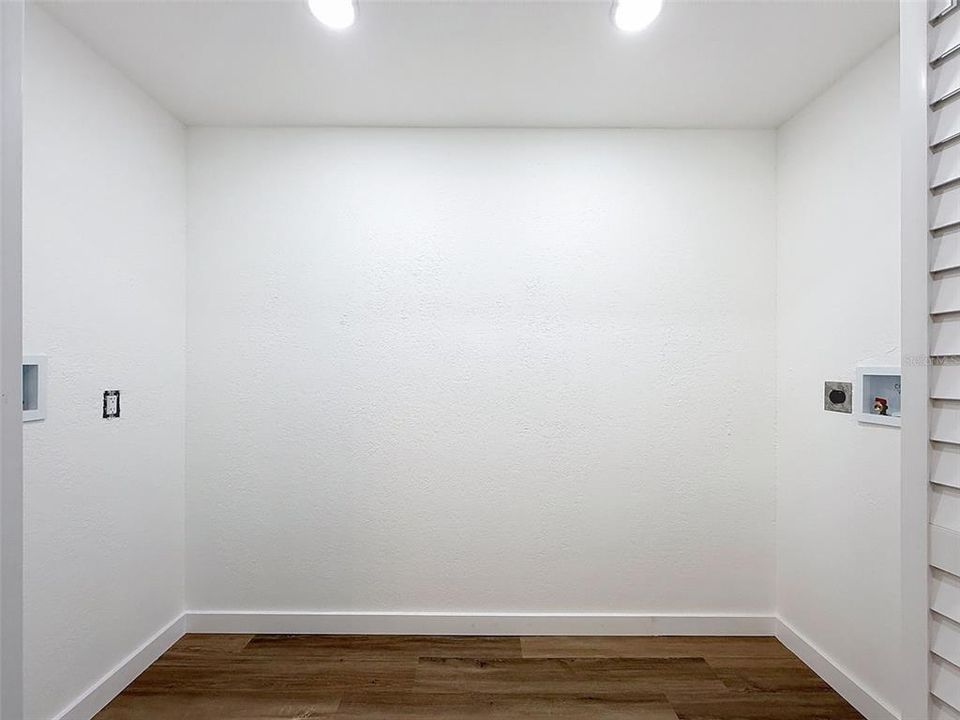 На продажу: $399,900 (2 спален, 2 ванн, 1300 Квадратных фут)