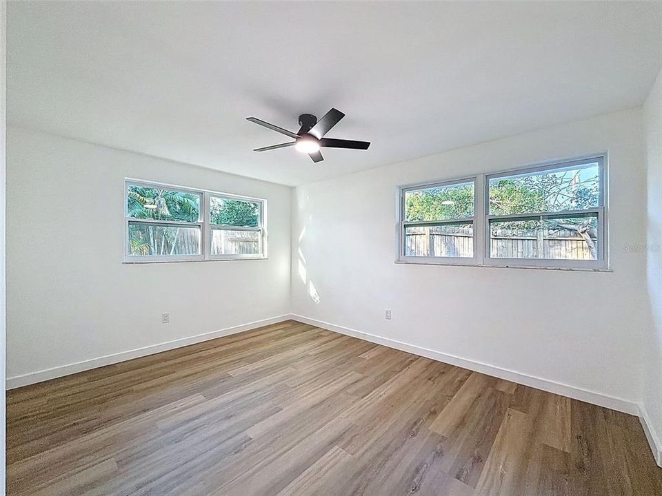 На продажу: $399,900 (2 спален, 2 ванн, 1300 Квадратных фут)