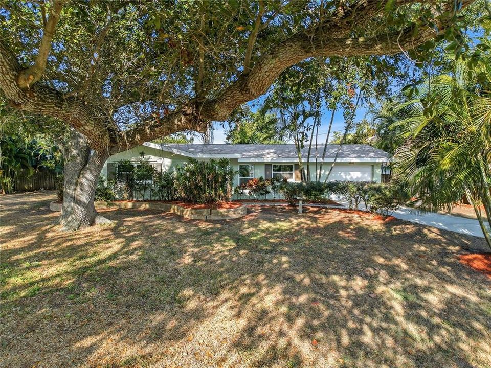 На продажу: $399,900 (2 спален, 2 ванн, 1300 Квадратных фут)