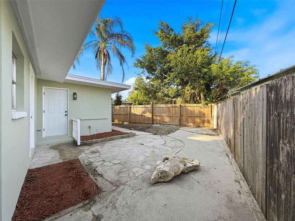 На продажу: $399,900 (2 спален, 2 ванн, 1300 Квадратных фут)