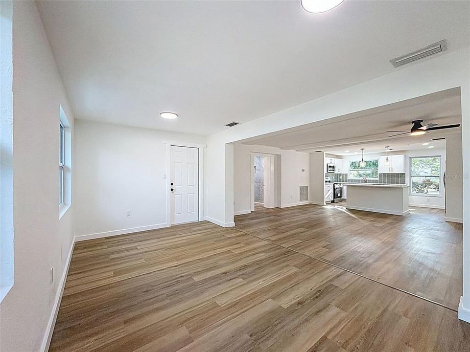 На продажу: $399,900 (2 спален, 2 ванн, 1300 Квадратных фут)