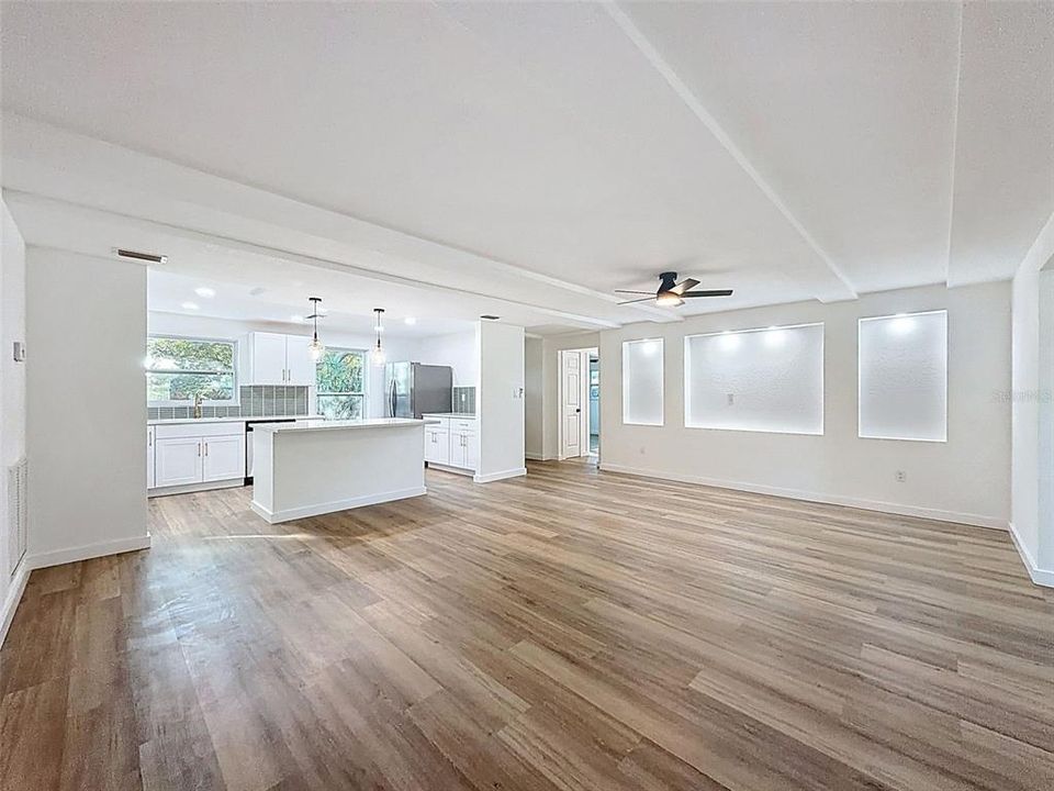 На продажу: $399,900 (2 спален, 2 ванн, 1300 Квадратных фут)