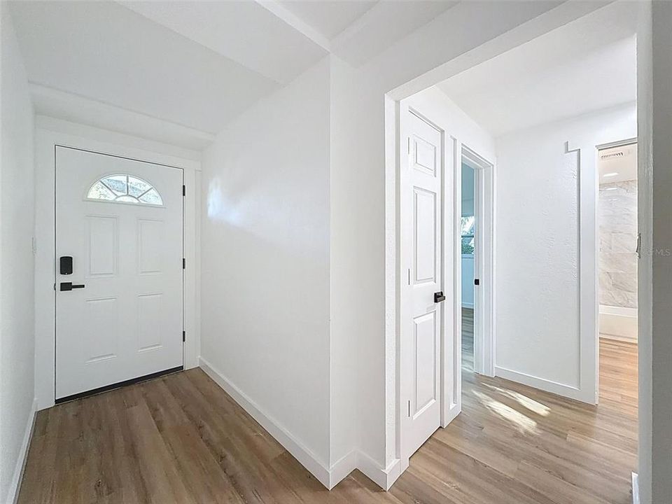 На продажу: $399,900 (2 спален, 2 ванн, 1300 Квадратных фут)