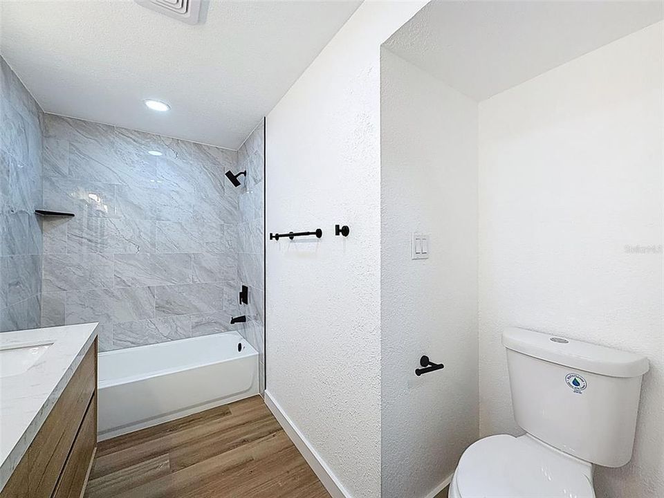 На продажу: $399,900 (2 спален, 2 ванн, 1300 Квадратных фут)