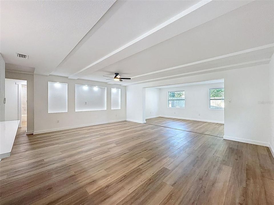 На продажу: $399,900 (2 спален, 2 ванн, 1300 Квадратных фут)