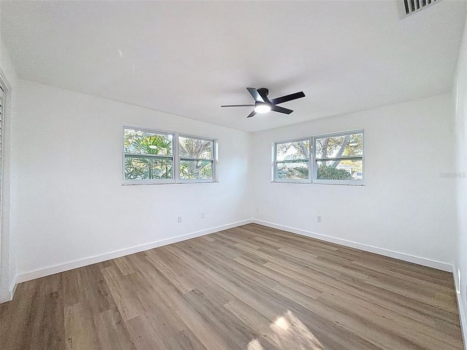 На продажу: $399,900 (2 спален, 2 ванн, 1300 Квадратных фут)