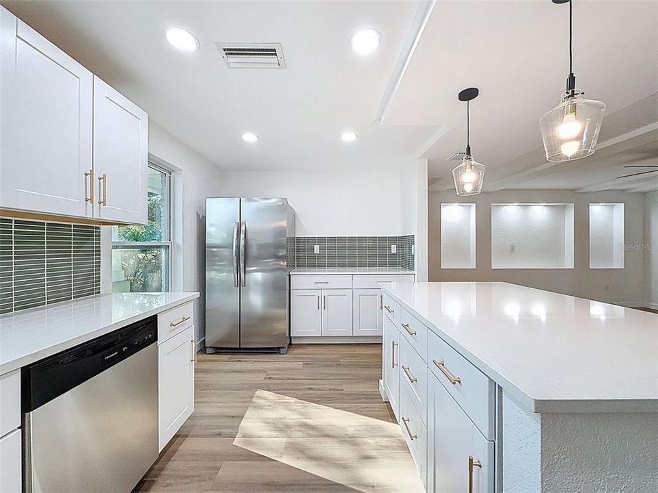 На продажу: $399,900 (2 спален, 2 ванн, 1300 Квадратных фут)