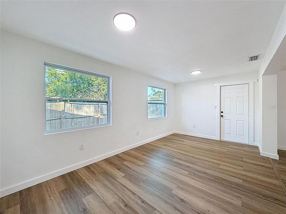 На продажу: $399,900 (2 спален, 2 ванн, 1300 Квадратных фут)