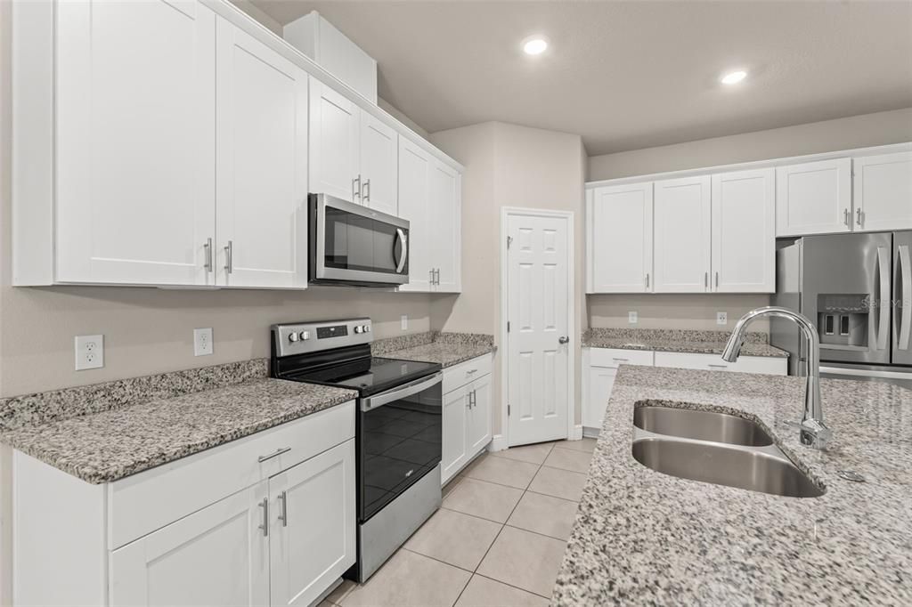 На продажу: $450,000 (3 спален, 3 ванн, 2308 Квадратных фут)