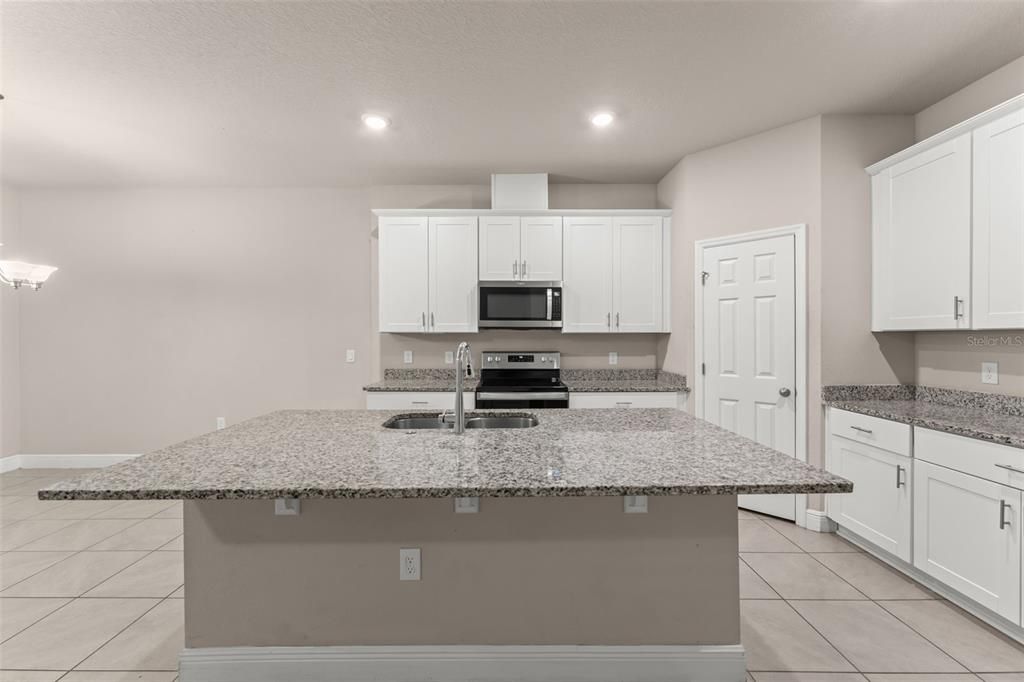 На продажу: $450,000 (3 спален, 3 ванн, 2308 Квадратных фут)